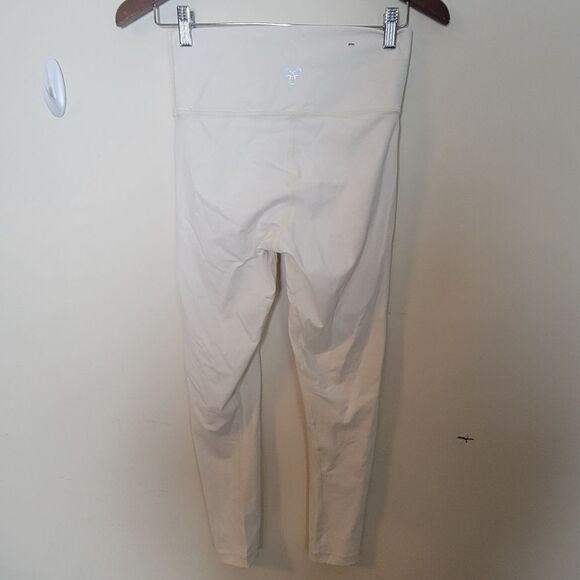 Aritzia Pants - Aritzia TnAction TnaLIFE Cheeky Hi-Rise Legging size medium White